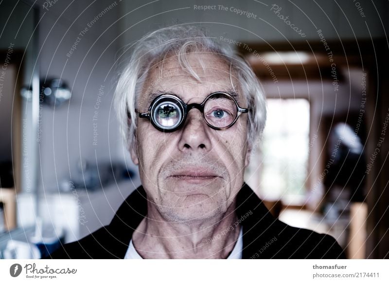 Mann, Brille, Lupe Seniorenpflege Krankheit Mensch maskulin Männlicher Senior Kopf Auge 1 60 und älter alt verrückt trashig Wachsamkeit Frustration Kontrolle