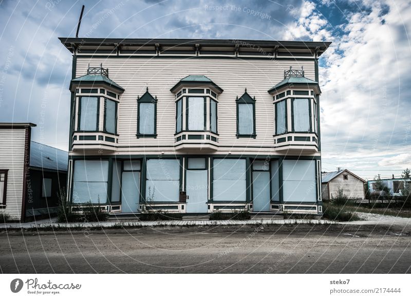 Dawson City Yukon Alaska Kleinstadt Menschenleer Haus Fassade Straße trist blau grau Endzeitstimmung Misserfolg stagnierend Verfall Vergangenheit