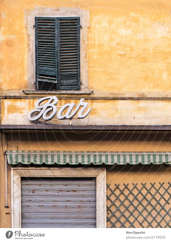 il bar é chiuso Italien Stadtzentrum Altstadt Haus Mauer Wand Fassade Fenster Tür alt ästhetisch historisch retro gelb geschlossen Café Lokal Bar Rollladen
