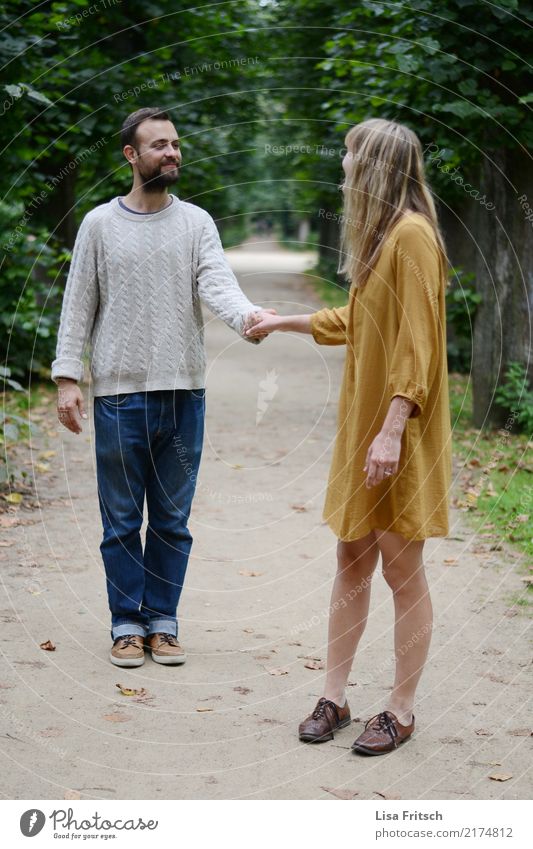 Hand halten - junges Paar Partner Erwachsene Leben 2 Mensch 18-30 Jahre Jugendliche Baum Park Kleid Bart berühren Kommunizieren Lächeln Blick stehen Glück