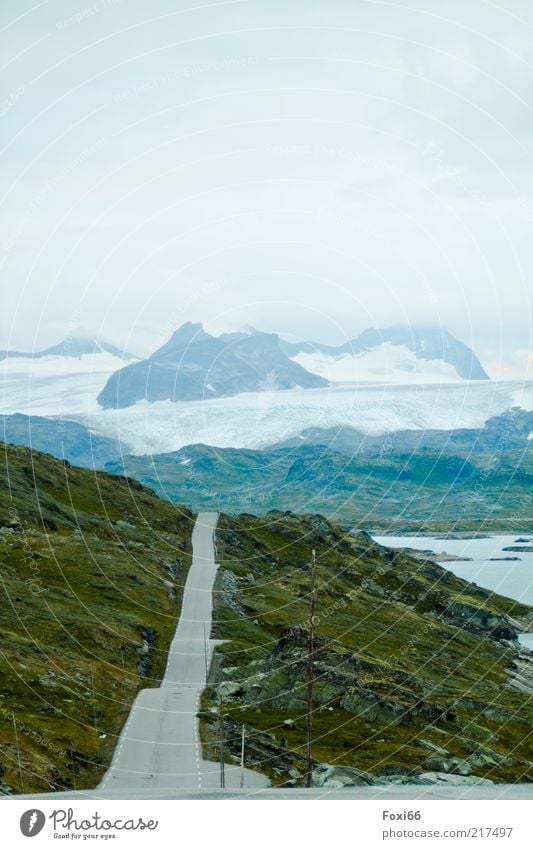 Straße in die Einsamkeit Berge u. Gebirge Natur Landschaft Pflanze Luft Wasser Sommer Nebel Moos Felsen Gletscher Menschenleer Verkehrswege Stein Beton blau