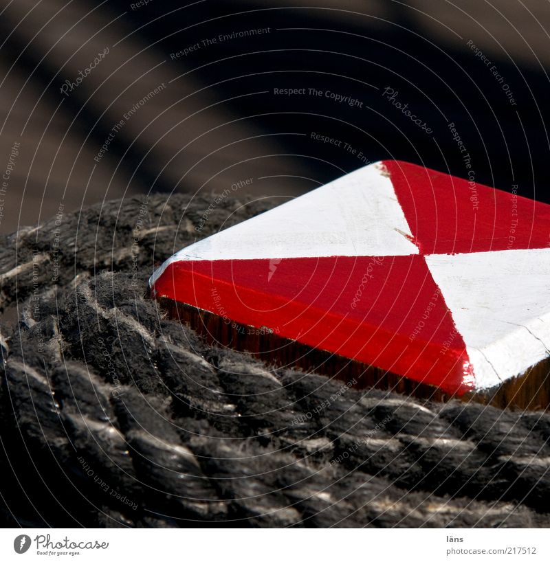 festmachen (AST HH 5/10) Schifffahrt Segelschiff An Bord Holz Schnur alt ästhetisch eckig historisch mehrfarbig rot weiß Seil Befestigung Sicherheit Segeln