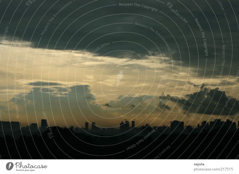 aussichten Himmel Wolken Wetter Singapore Asien Südostasien Hauptstadt Stadtzentrum Skyline Hochhaus leuchten Aussicht Farbfoto Außenaufnahme Textfreiraum oben