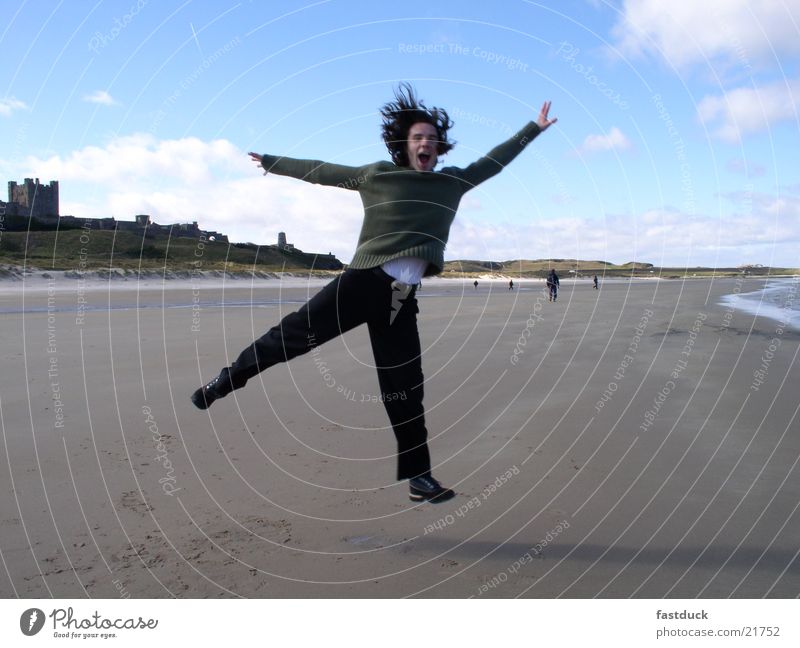 scotish jump Gefühle maskulin Strand Großbritannien England Porträt Schottland Mensch Freude Wasser Bewegung castle