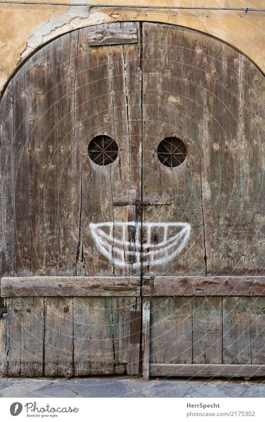 :) Italien Toskana Stadtzentrum Altstadt Haus Bauwerk Gebäude Mauer Wand Treppe Tür Holz Zeichen Graffiti alt historisch lustig braun Smiley Mund Lächeln
