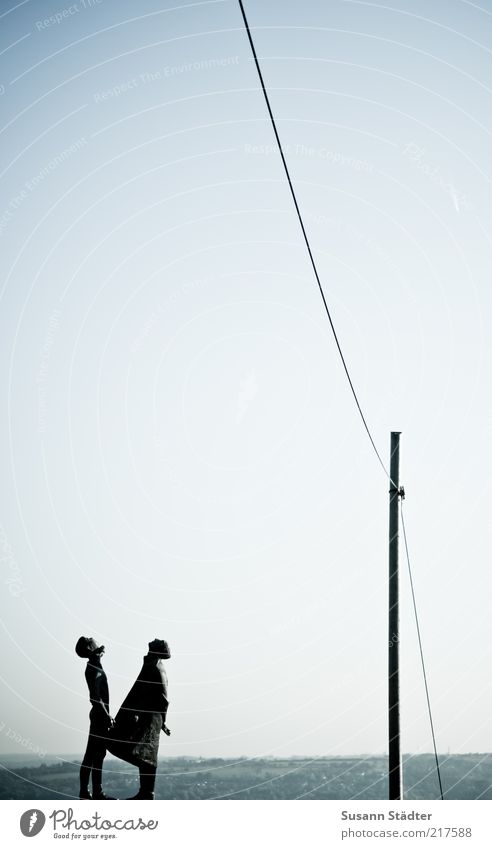 HansundFranzguckindieLuft maskulin Mann Erwachsene 2 Mensch beobachten Blick Statue Strommast oben himmlisch Himmel Wolkenloser Himmel Denkmal Paar