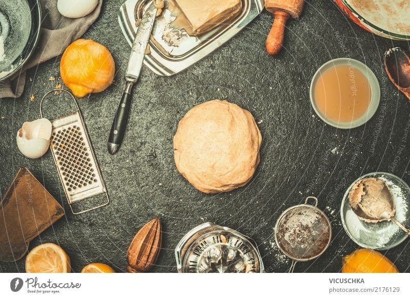 Frischer Teig auf dem Küchentisch mit Zutaten Lebensmittel Teigwaren Backwaren Brot Croissant Kuchen Ernährung Geschirr Teller Schalen & Schüsseln Messer Löffel