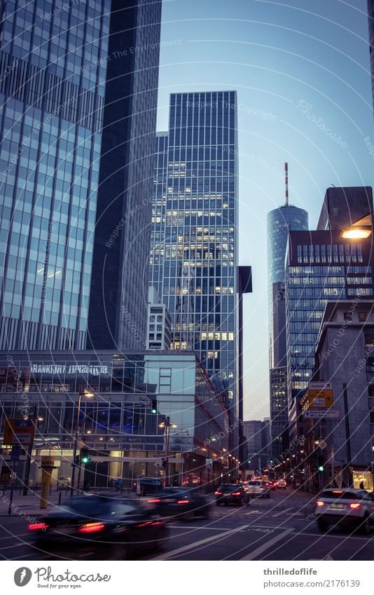 Frankfurt, raus aus dem Büro Frankfurt am Main Stadt Stadtzentrum Skyline bevölkert Haus Hochhaus Bankgebäude Bauwerk Gebäude Architektur Verkehrswege