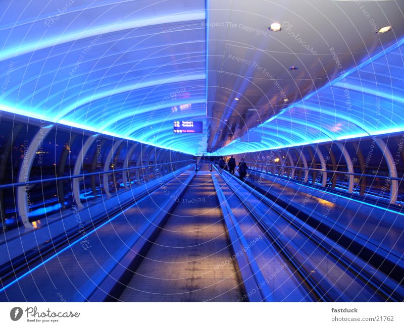 Lost in Manchester England neonblau Großbritannien Tunnel Luftverkehr Flughafen Licht Bewegung blue lights