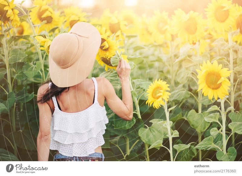 Mädchen auf dem Gebiet der Sonnenblumen Lifestyle Stil Freude Wellness Ferien & Urlaub & Reisen Abenteuer Freiheit Mensch feminin Junge Frau Jugendliche