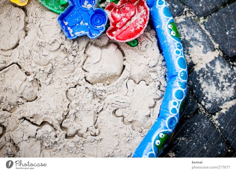 Urbaner Badeurlaub Freizeit & Hobby Kinderspiel Sandkasten Sandspielzeug Spielzeug Planschbecken Sommer Strand blau rot Freude Kindheit Abdruck Farbfoto