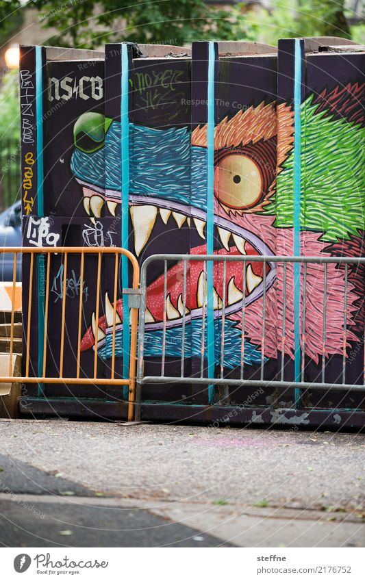 Tiere in der Stadt 1 Wolf Graffiti Container Zaun Farbfoto mehrfarbig Außenaufnahme Menschenleer Textfreiraum unten