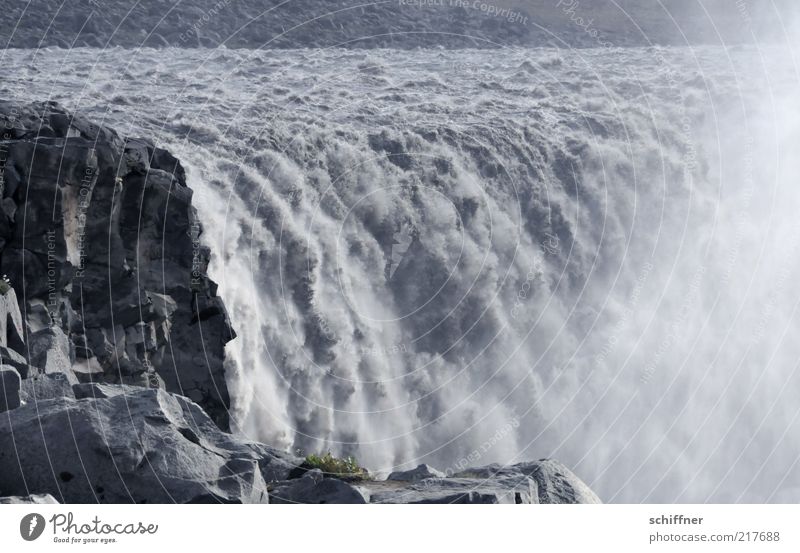 Wasservorhangproduzierer Felsen Flussufer Wasserfall fallen ästhetisch bedrohlich Geschwindigkeit fließen laut Donnern Wasserdampf Wassermassen Spektakel