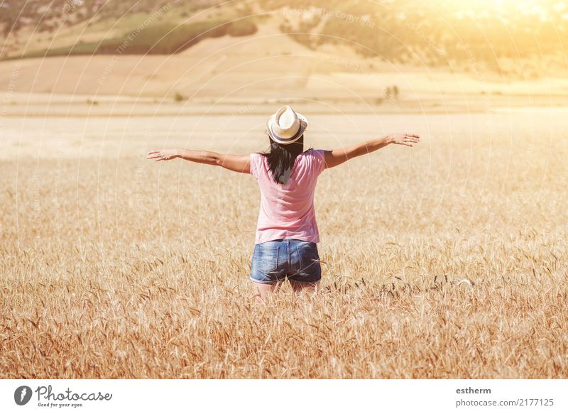 Glückliches Mädchen auf dem Weizengebiet Lifestyle Freude Wellness Leben harmonisch Zufriedenheit Ferien & Urlaub & Reisen Abenteuer Freiheit Mensch feminin