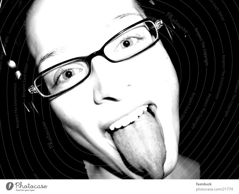 luft rauslassen feminin schwarz weiß Brille Gefühle Porträt Kopfhörer Frau Freude Gesichtsausdruck Zunge kiss Zähne