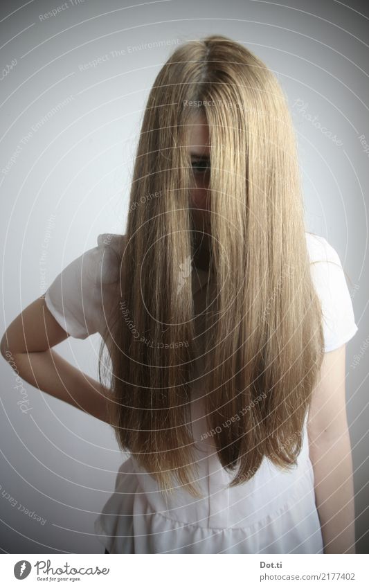 Mädchen mit langen Haaren die das Gesicht verdecken Stil Haare & Frisuren Mensch feminin Junge Frau Jugendliche 1 13-18 Jahre 18-30 Jahre Erwachsene Bekleidung