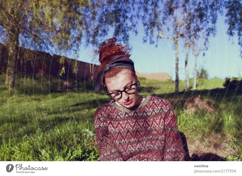 Junge und Rotschopf gelangweilt Student Lifestyle Mensch feminin Junge Frau Jugendliche 1 18-30 Jahre Erwachsene Umwelt Natur Gras Park Pullover Piercing Brille