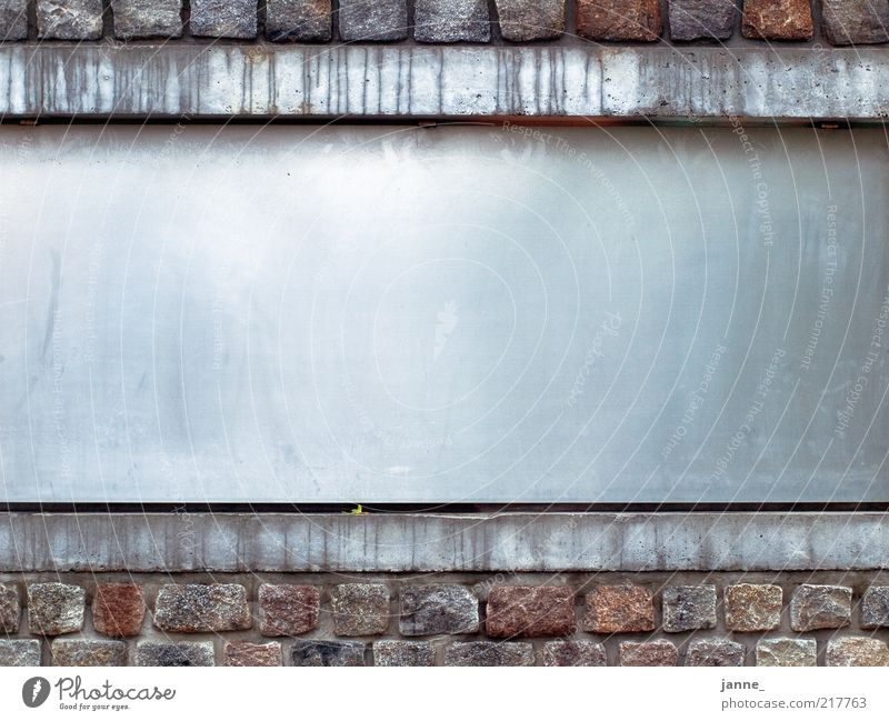 heute geschlossen Menschenleer Bauwerk Gebäude Mauer Wand Fassade Fenster Stein Beton Metall Wasser kalt nass braun grau Farbfoto Gedeckte Farben Außenaufnahme