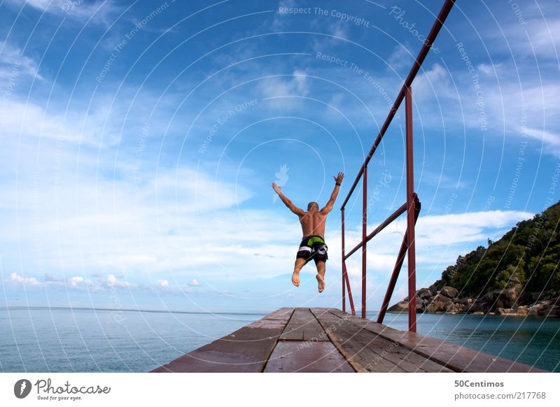 Der Sprung in die Freiheit - Der Sprung ins Wasser Mann Erwachsene 1 Mensch Landschaft Himmel Wolken Sommer Schönes Wetter Meer Thailand Fitness fliegen