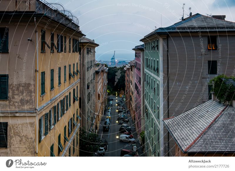 Straße in Genua mit Blick auf das Meer und den Hafen Europa Italien Hafenstadt Kran Containerterminal Menschenleer Einsamkeit Wohnhaus Flucht Aussicht