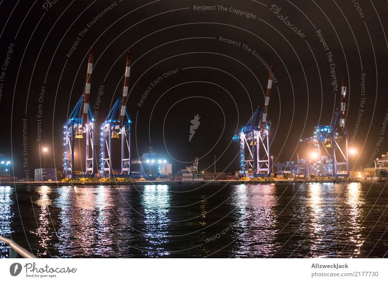 Kräne im Hafen von Genua Italien Europa Hafenstadt Kran Containerterminal Menschenleer Wohnhaus Beleuchtung Nacht Lampe leuchten Licht Wasser Aussicht
