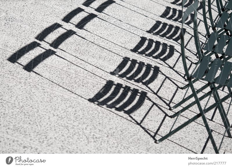 Noch Schattenplätze frei Stuhl Beton Metall grau grün Klappstuhl Schattenspiel Farbfoto Gedeckte Farben Außenaufnahme Muster Strukturen & Formen Menschenleer