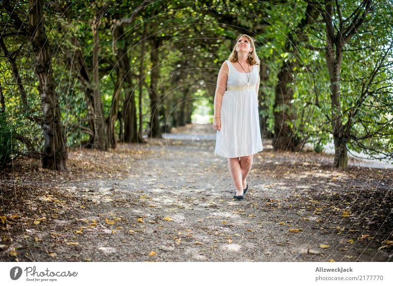 Im Park 4 Farbfoto Außenaufnahme Tag Porträt Textfreiraum unten Blick nach vorn Ausflug Sommer Erholung ruhig Frau feminin 1 Mensch Natur Baum Wald blond Kleid