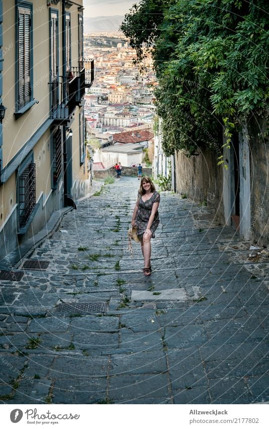 Frau in einer kleinen Gasse in Neapel mit Blick auf die Stadt Tag Abend Dämmerung Sonnenuntergang Abenddämmerung Italien Ferien & Urlaub & Reisen