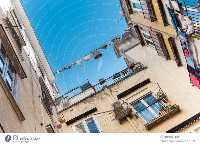 Die Straßen von Neapel 5 Farbfoto Außenaufnahme Blick nach oben Ferien & Urlaub & Reisen Sightseeing Städtereise Sommerurlaub Lifestyle Haus Schönes Wetter