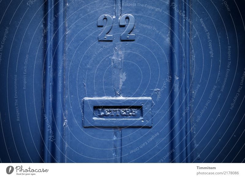 22 LETTERS. Großbritannien Haus Tür Namensschild Briefkasten Holz Ziffern & Zahlen blau England Yorkshire Farbfoto Außenaufnahme Menschenleer Tag