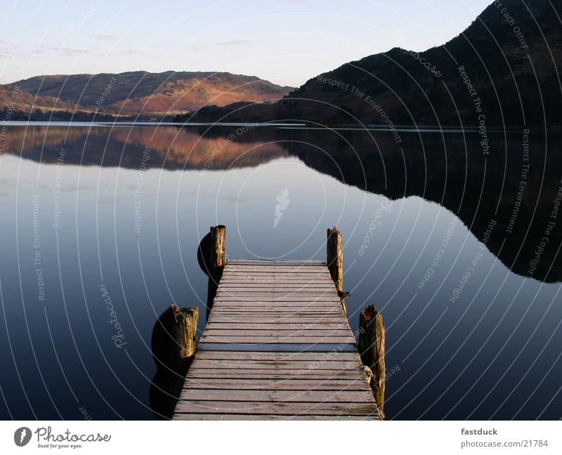 8 Uhr morgens England Lake District National Park Ullswater Morgen See Berge u. Gebirge Reflexion & Spiegelung Sonnenaufgang Steg kalt Großbritannien blau