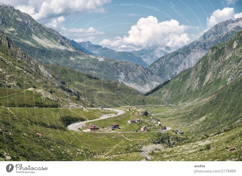 Passstraße im Gebirge Hochgebirge Schweiz Alpen Berge Berge u. Gebirge Gipfel blau Wolken Wetter Kurve kurvenreich kurvig kurvenreiche Strecke