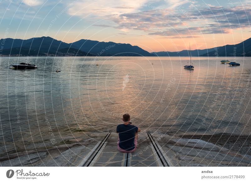 Sommer am Lago Maggiore mit einem Mann, der fotografiert im Sonnenuntergang See Urlaub Italien Berge u. Gebirge Wasser Natur Ferien & Urlaub & Reisen Dorf Boot