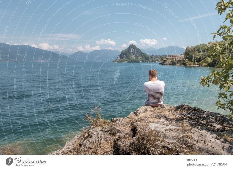Sommer am Lago Maggiore mit einem Mann, der fotografiert See Urlaub Italien Berge u. Gebirge Wasser Natur Ferien & Urlaub & Reisen Dorf Kirche Boot Katamaran