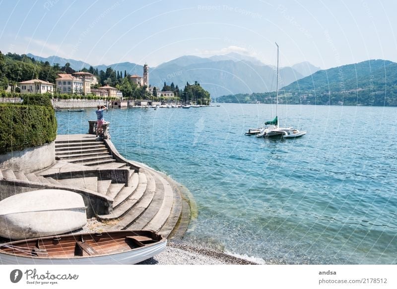 Sommer am Lago Maggiore mit einem Mann, der fotografiert See Urlaub Italien Berge u. Gebirge Wasser Natur Ferien & Urlaub & Reisen Dorf Kirche Boot Katamaran