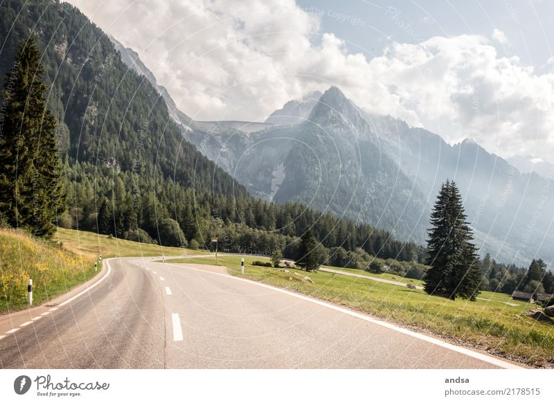Kurvige Straße in den Bergen bei einem Pass Berge u. Gebirge Alpen Schweiz Sommer gewaltig Landschaft Kurve Passstraße kurvig Tourismus Gipfel schönes Wetter
