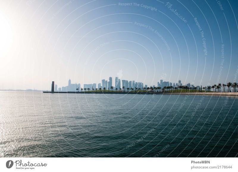 Skyline mit Palmen Wasser Wolkenloser Himmel Bucht Meer Doha Katar Golfstaat Hauptstadt Hafenstadt Menschenleer Hochhaus Bankgebäude Architektur ästhetisch