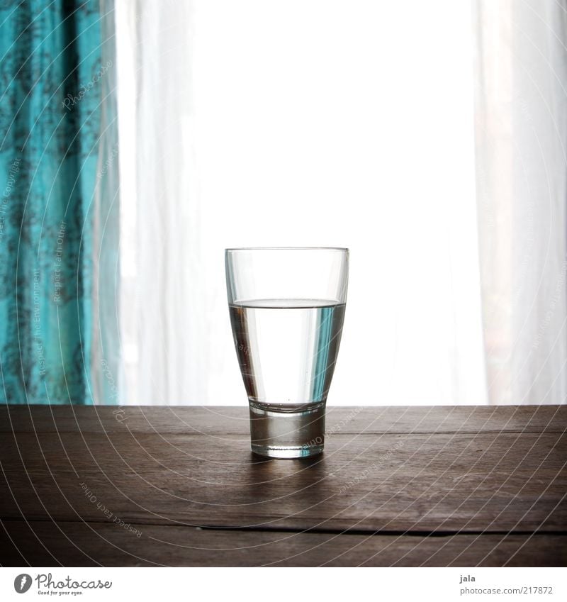 wasser Getränk Trinkwasser Glas Gesundheit Häusliches Leben Tisch Holz Flüssigkeit blau braun weiß rein Farbfoto Innenaufnahme Menschenleer Textfreiraum oben