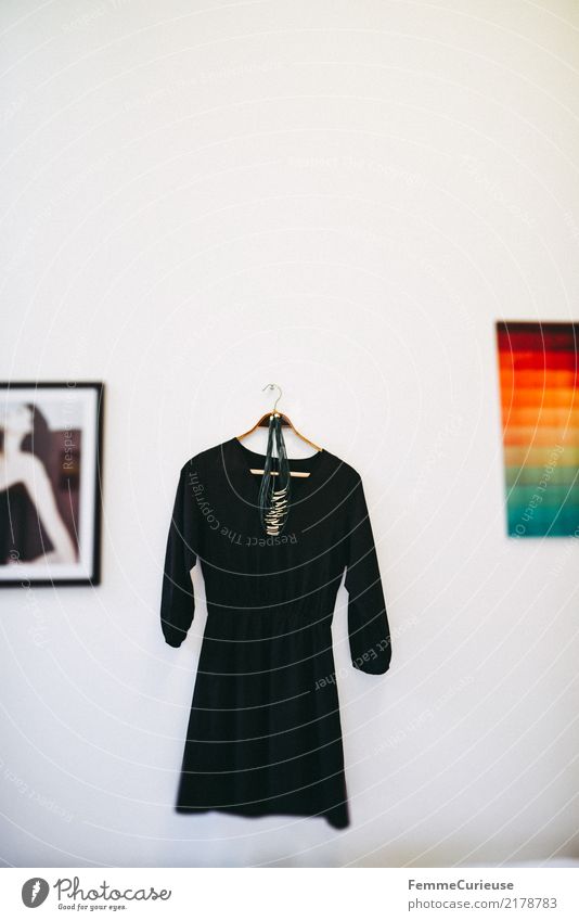 Home_39 Lifestyle Mode Häusliches Leben Schlafzimmer Wand Dekoration & Verzierung Kleid schwarz Abendkleid Halskette Wandbilder geschmackvoll feminin weiß