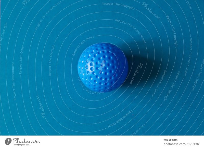 Golf Golfball blau Untergrund hell-blau Ball Ballsport Beule Orangenhaut Sport rasensport Kreis Schatten