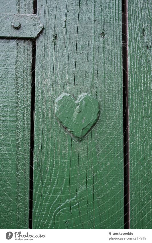 die Tür zum Glück Haus Valentinstag Hütte Bauwerk Holz Herz eckig einfach Freundlichkeit grün ruhig Holzwand Gedeckte Farben Außenaufnahme Nahaufnahme