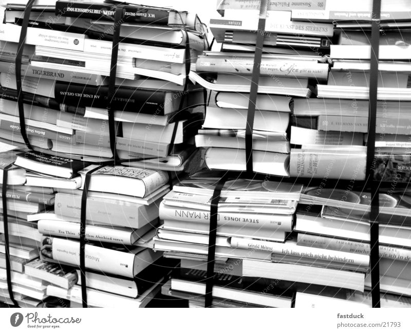 abgepacktes Wissen Buchmesse Frankfurt am Main Roman Stapel Bibliothek Auswahl Schwarzweißfoto Buchladen Literatur