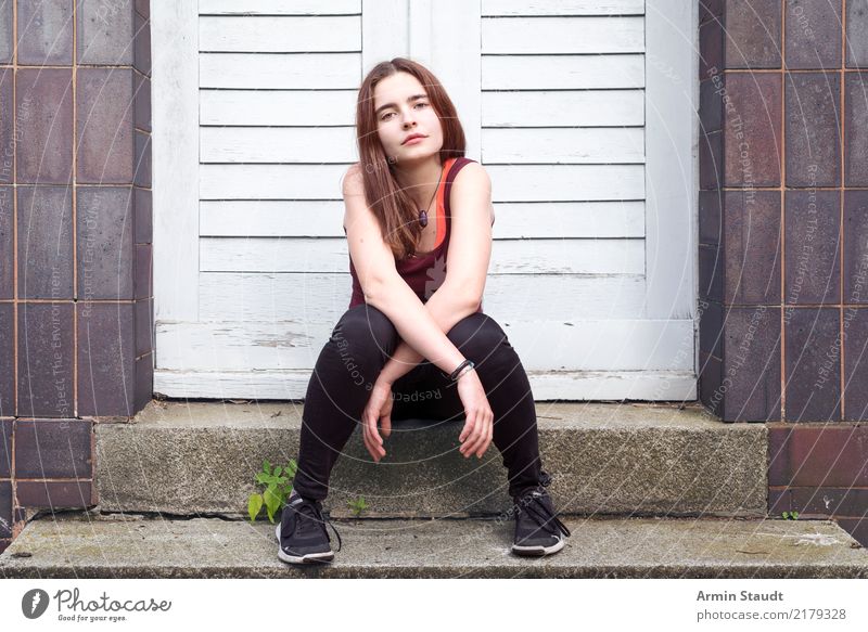 Porträt Lifestyle Stil schön Sinnesorgane Erholung ruhig Mensch feminin Junge Frau Jugendliche Erwachsene 1 13-18 Jahre sitzen einzigartig selbstbewußt Coolness