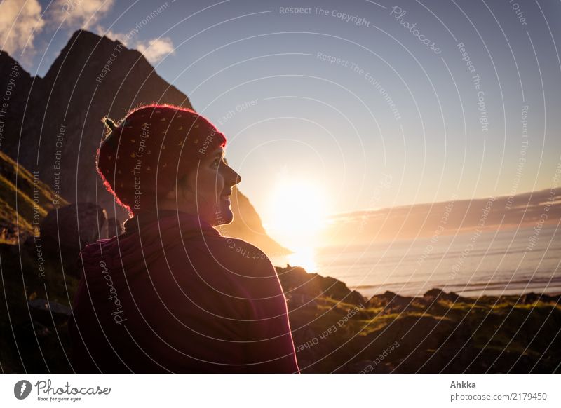 Junge Frau mit Erdbeermütze genießt Sonnenuntergang harmonisch Wohlgefühl Zufriedenheit Erholung ruhig Ferien & Urlaub & Reisen Abenteuer Ferne Jugendliche