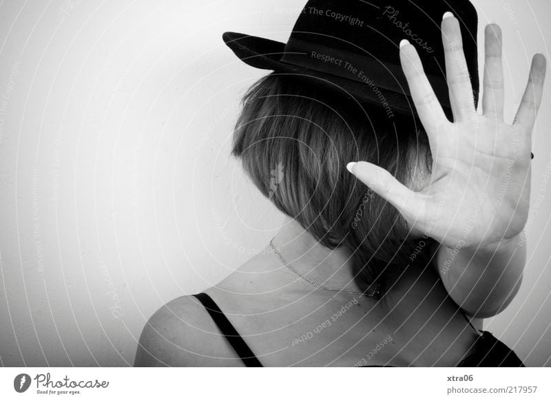 stop... Mensch feminin Junge Frau Jugendliche Erwachsene Haut Kopf Haare & Frisuren Hand Finger 1 18-30 Jahre ästhetisch Hut Schwarzweißfoto Innenaufnahme
