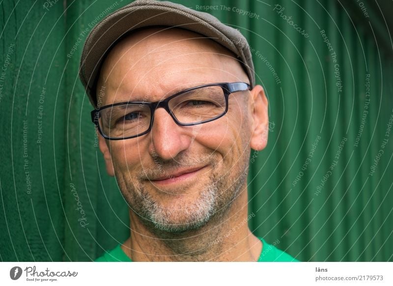 optimistischer glücklicher Mann maskulin Erwachsene Leben 1 Mensch 45-60 Jahre T-Shirt Brille Mütze Glatze Fröhlichkeit Glück positiv grün Freude Vorfreude