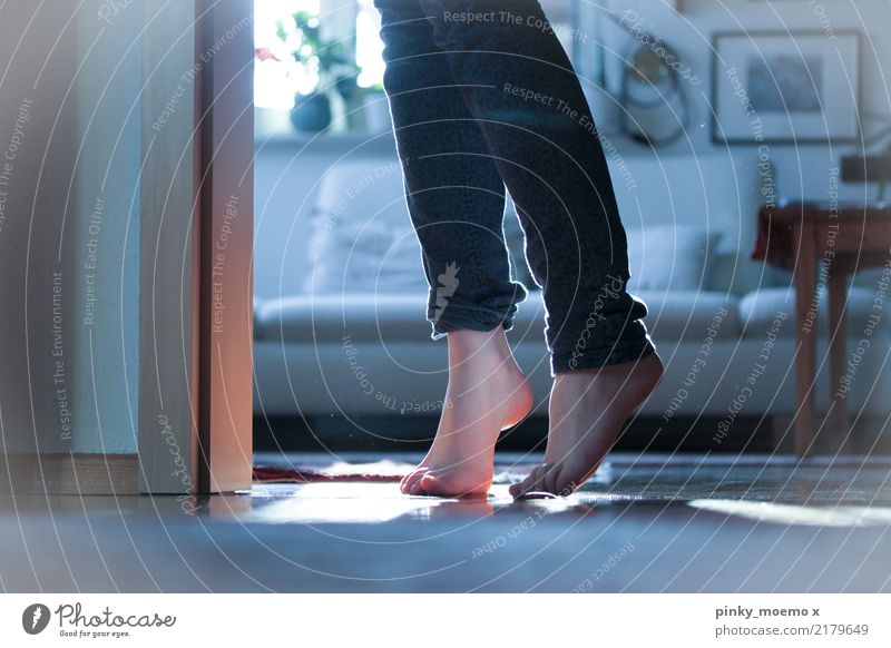 Schleichend feminin Frau Erwachsene Beine Fuß 1 Mensch 18-30 Jahre Jugendliche laufen schleichen Barfuß Hose Haut Staub Nebel Wärme geheimnisvoll Farbfoto
