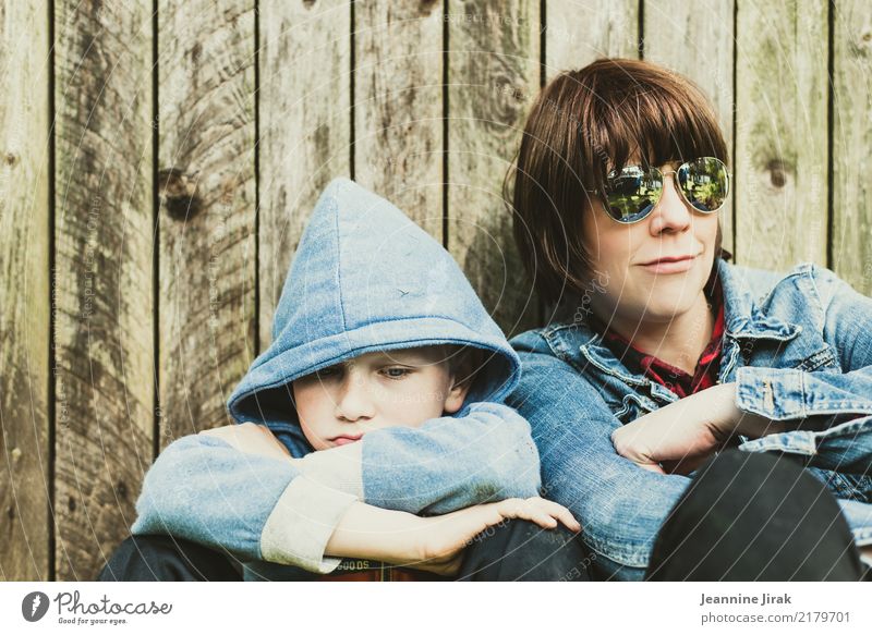 Junge, Junge Freizeit & Hobby Garten Kindererziehung Schulkind Eltern Erwachsene Mutter Familie & Verwandtschaft Kindheit Leben 2 Mensch Sonnenbrille