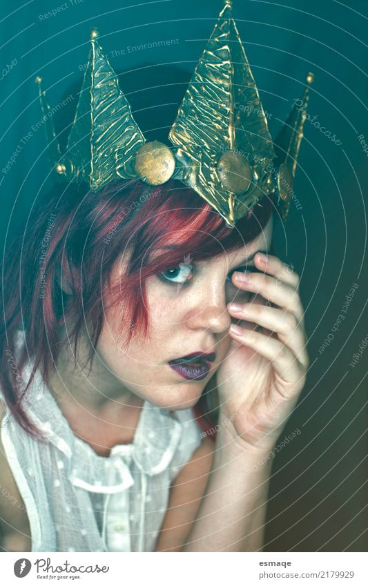 Fantasie Prinzessin Potrait Stil Design Karneval Halloween Mensch feminin androgyn Junge Frau Jugendliche 18-30 Jahre Erwachsene Hut Krone beobachten berühren