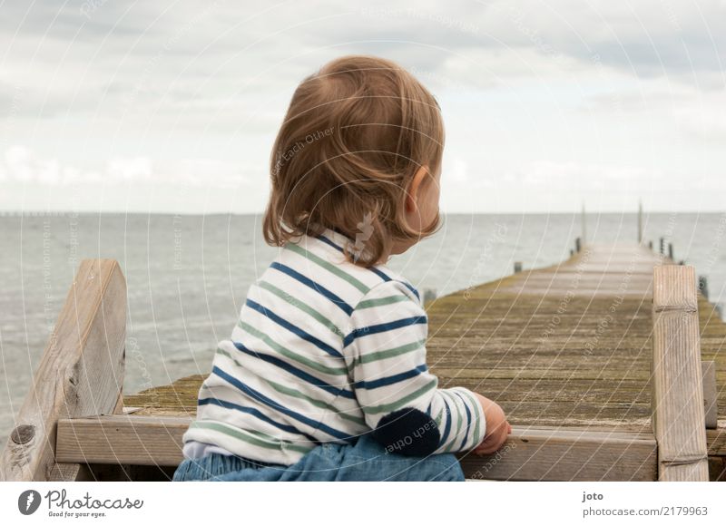 Kind sitzt am Meer mit Blick auf einen Steg Ferien & Urlaub & Reisen Ausflug Abenteuer Ferne Freiheit Sommer Sommerurlaub Kleinkind Kindheit 1-3 Jahre Ostsee